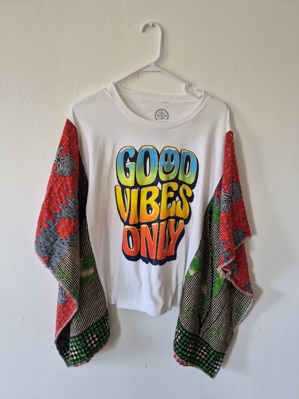 NWOT Kantha Good Vibes Only Graphic Tee